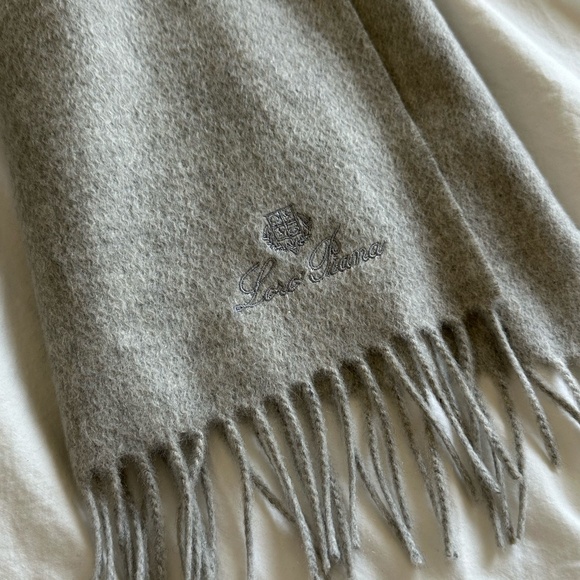 Loro Piana Womens 100% Cashmere Large "Unita" Scarf light grey - Picture 5 of 9